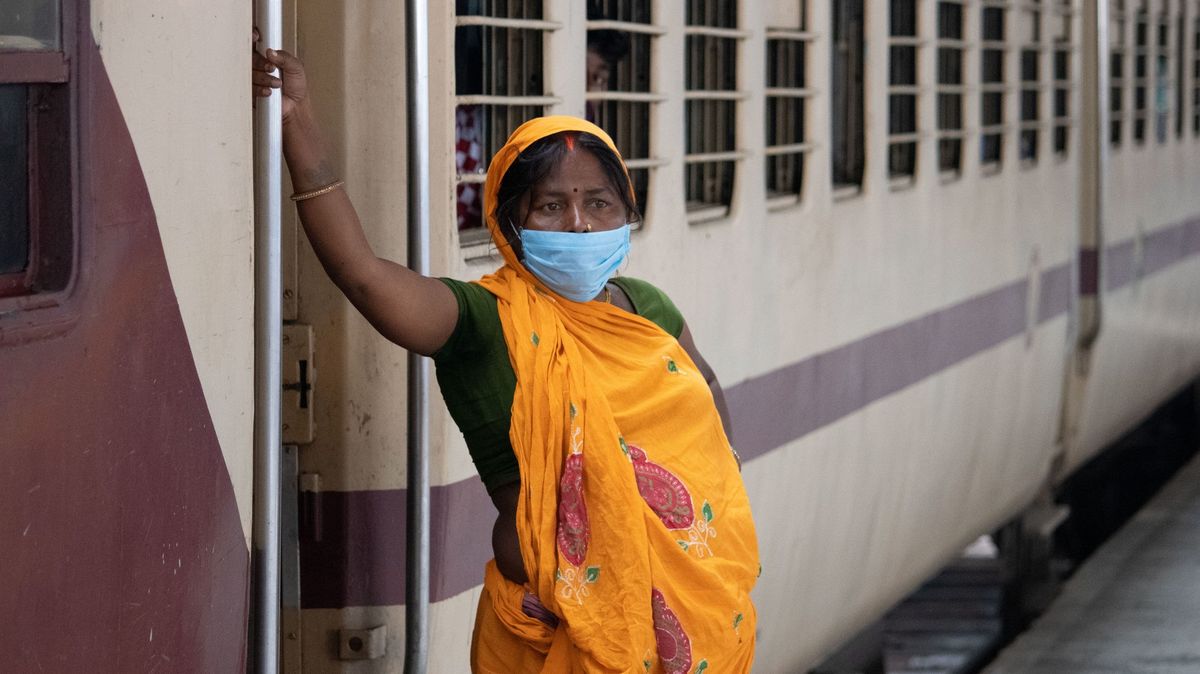 Indie uvolňuje restrikce, zatímco registruje rekordní přírůstek nakažených